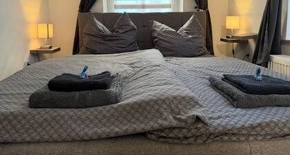 Top2 Gemütliche Ferienwohnung mit Kamin und Fitnessstudio. Ruhiger Innenhof