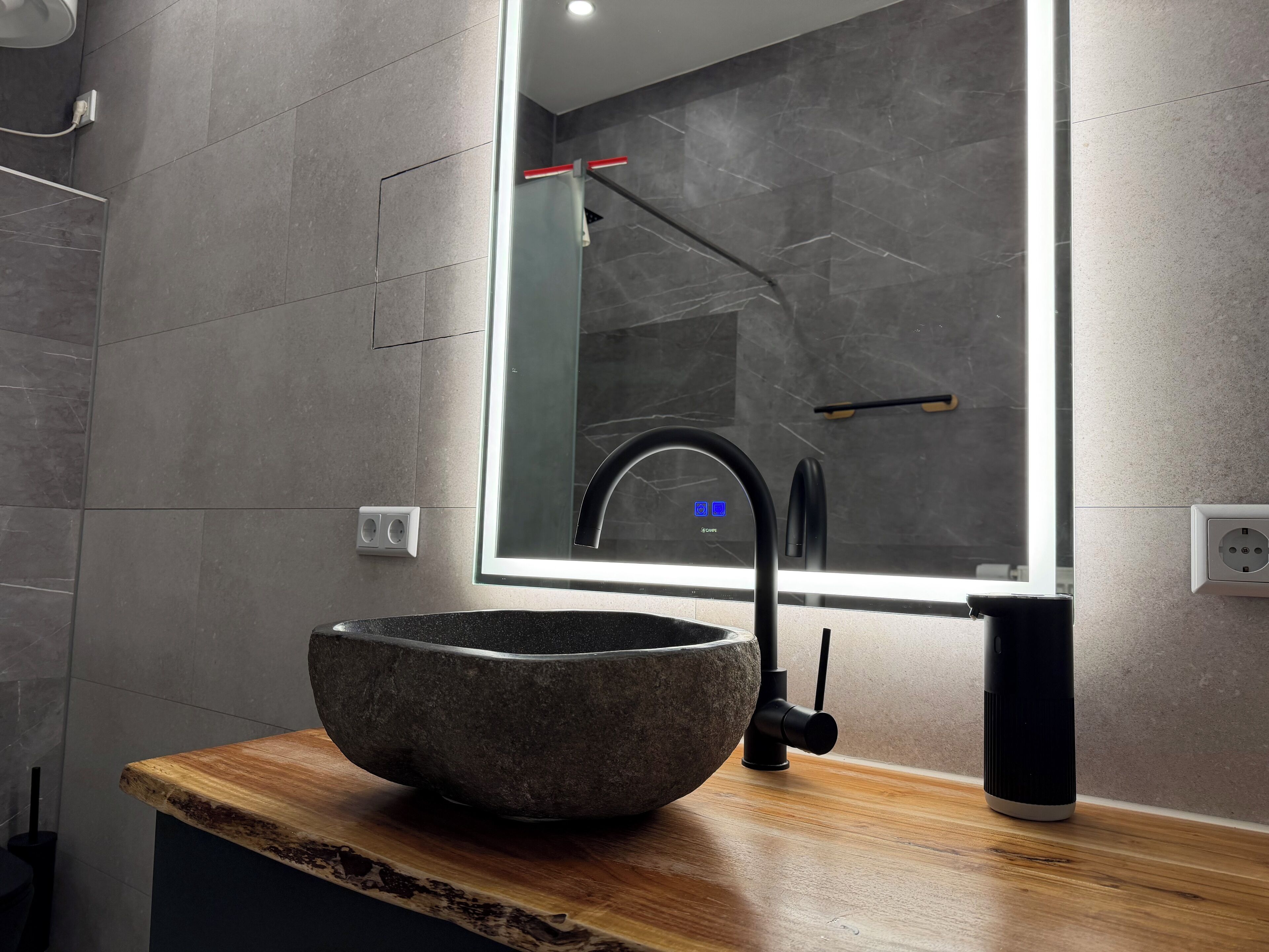 淋浴设施、吹风机、毛巾、肥皂