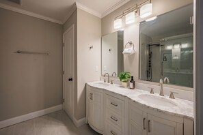 Hair dryer, towels, soap, toilet paper - Chic 3-bedroom House Near Downtown Atlanta (Atlanta)