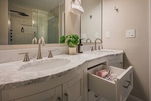 Secadora de cabello, toallas, jabón, papel de baño 