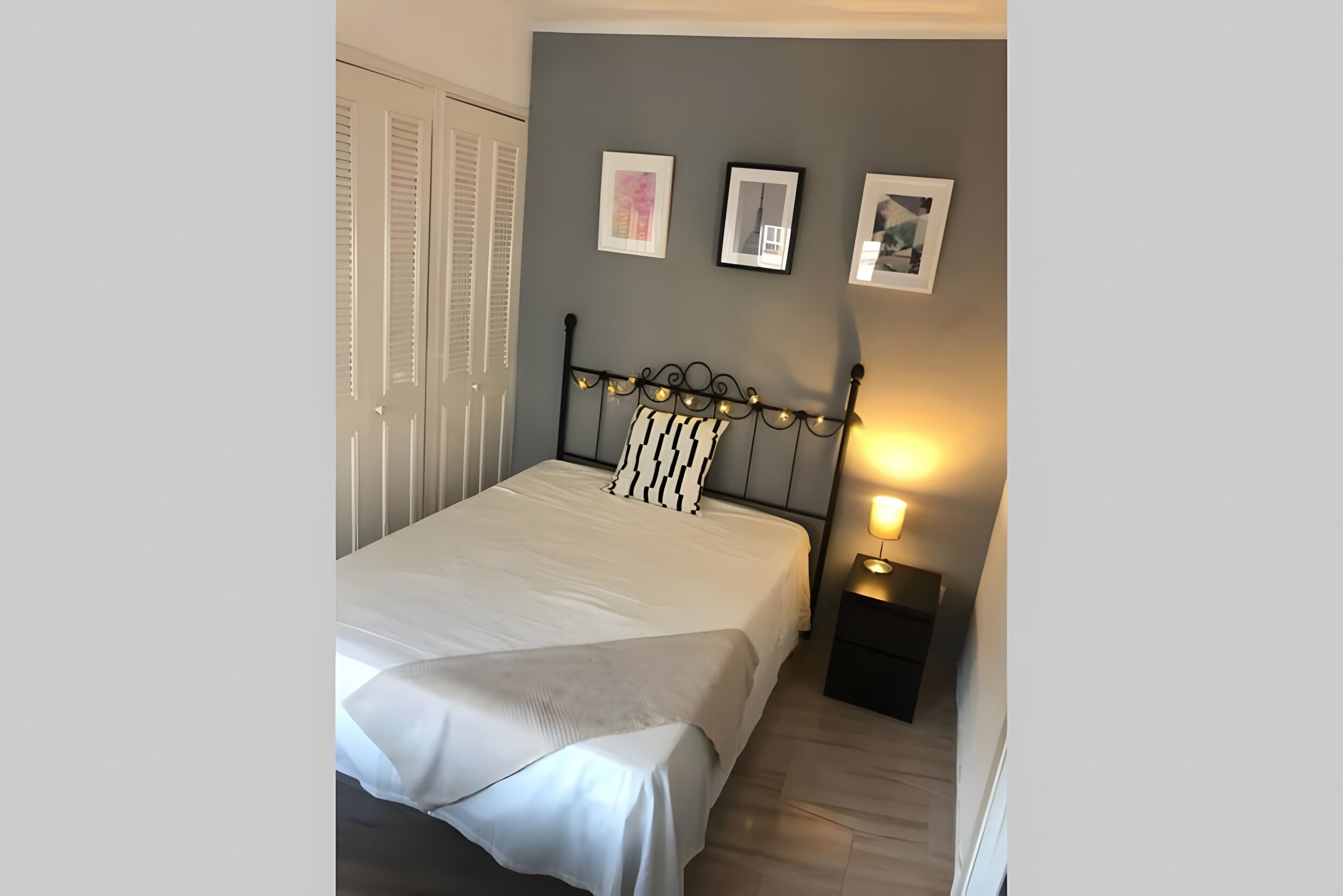 Een strijkplank/strijkijzer, wifi, beddengoed