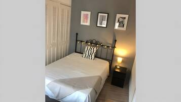 Een strijkplank/strijkijzer, wifi, beddengoed