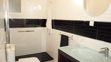 Een douche, een haardroger, handdoeken