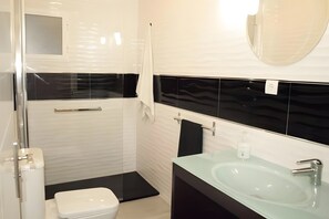 Een douche, een haardroger, handdoeken