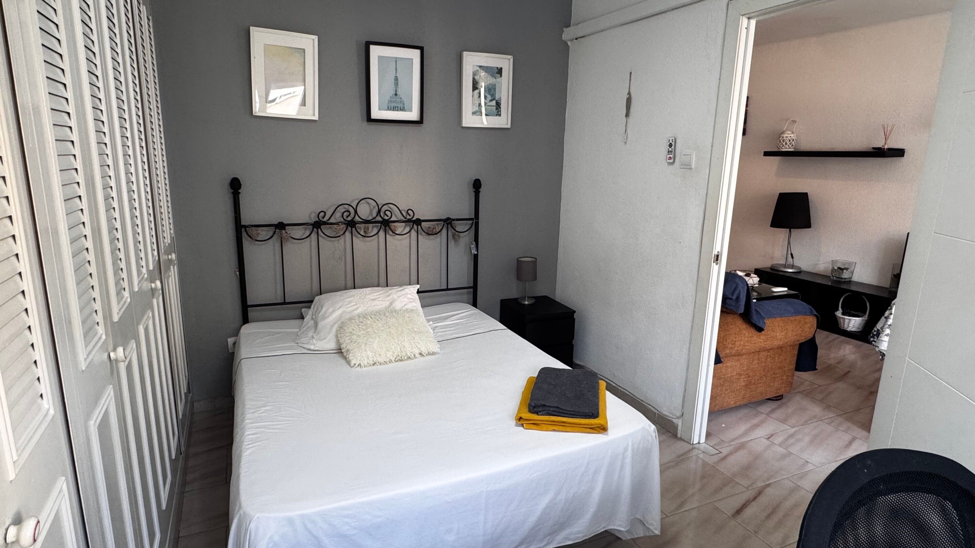 3 slaapkamers, een strijkplank/strijkijzer, wifi, beddengoed
