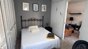 3 chambres, fer et planche à repasser, Wi-Fi, draps fournis