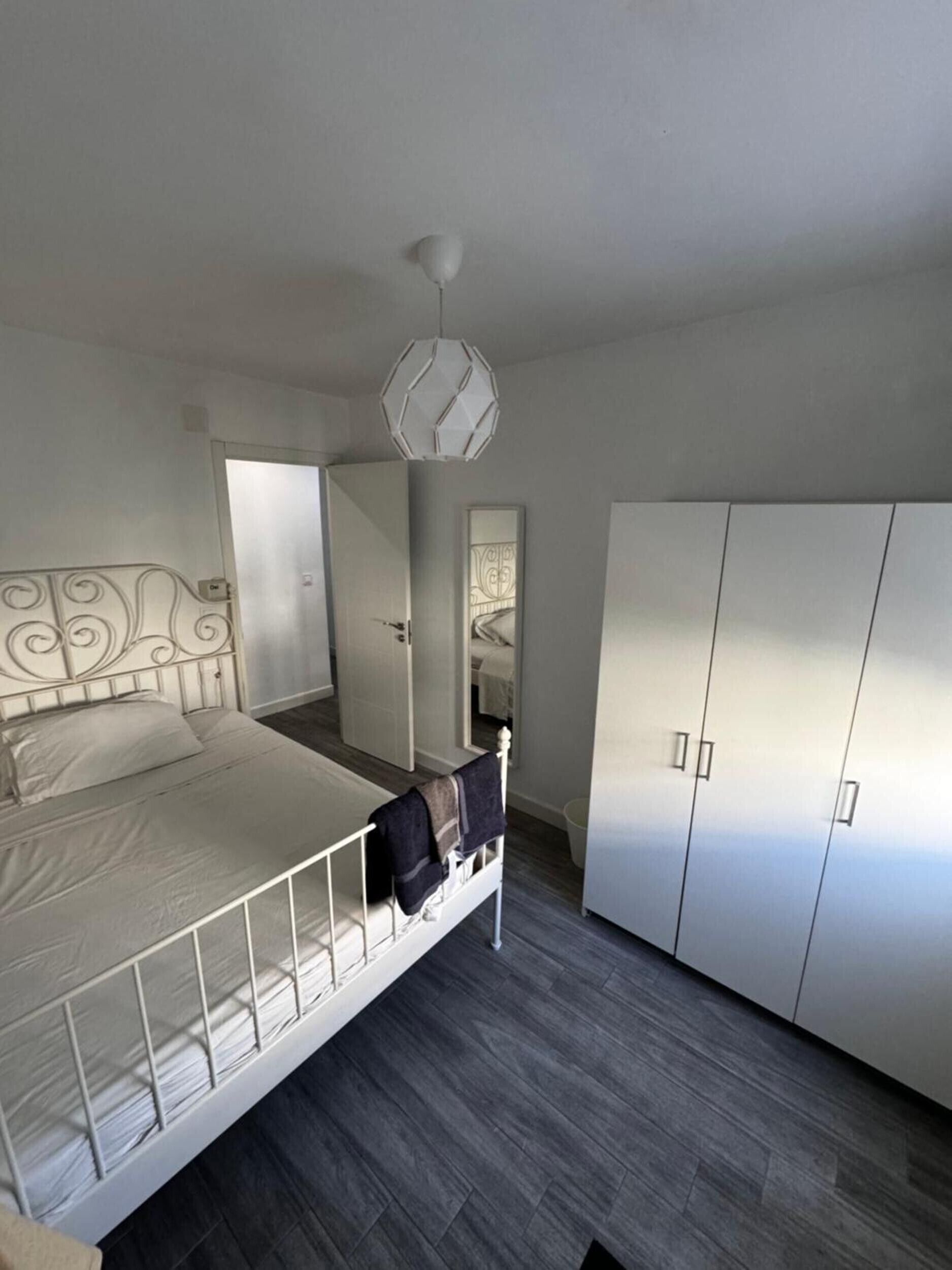 Een strijkplank/strijkijzer, wifi, beddengoed