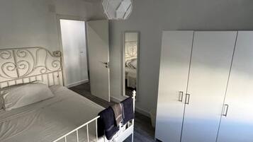 Een strijkplank/strijkijzer, wifi, beddengoed