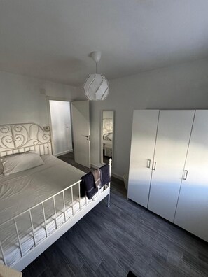 Een strijkplank/strijkijzer, wifi, beddengoed