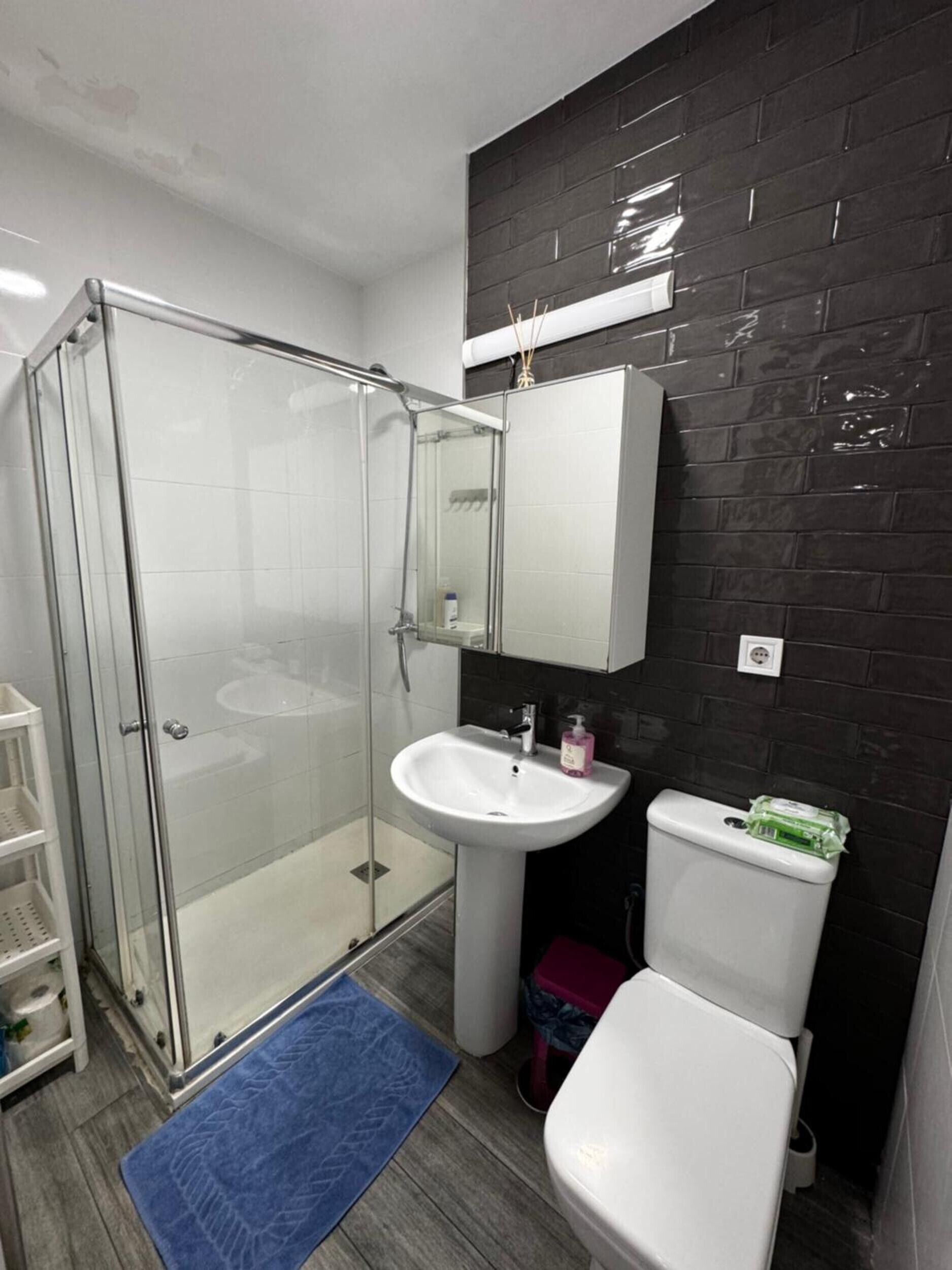 Een douche, een haardroger, handdoeken