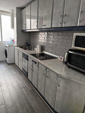 Een koelkast, een magnetron, een oven, een kookplaat