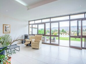 Interior - Villa Germano with Pool, Mountain View, Wi-Fi & Air Conditioning (Solarino)