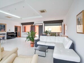 Interior - Villa Germano with Pool, Mountain View, Wi-Fi & Air Conditioning (Solarino)