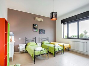 Iron/ironing board, WiFi, bed sheets - Villa Germano with Pool, Mountain View, Wi-Fi & Air Conditioning (Solarino)