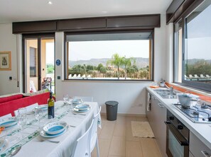 Fridge, microwave, oven, stovetop - Villa Germano with Pool, Mountain View, Wi-Fi & Air Conditioning (Solarino)