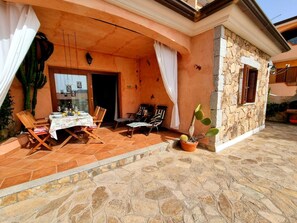 Outdoor dining - mit Kamin, Terrasse und Meerblick by Interhome (Agrustos)