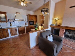 Interior - mit Kamin, Terrasse und Meerblick by Interhome (Agrustos)