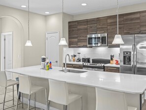 Fridge, microwave, oven, stovetop - Resort community close to LEGOLAND FLORIDA. 158 (Haines City)