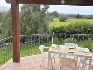 Outdoor dining - mit Blick auf das Wasser by Interhome (Badesi)