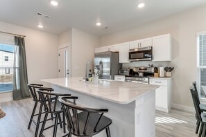 Fridge, microwave, oven, stovetop - The Evergreen – Modern, cozy home near Bentonville (Centerton)