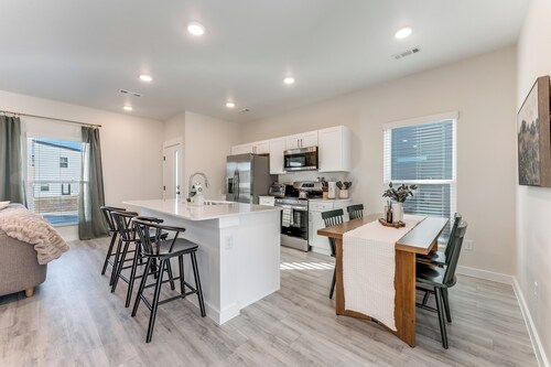 The Evergreen – Modern, cozy home near Bentonville