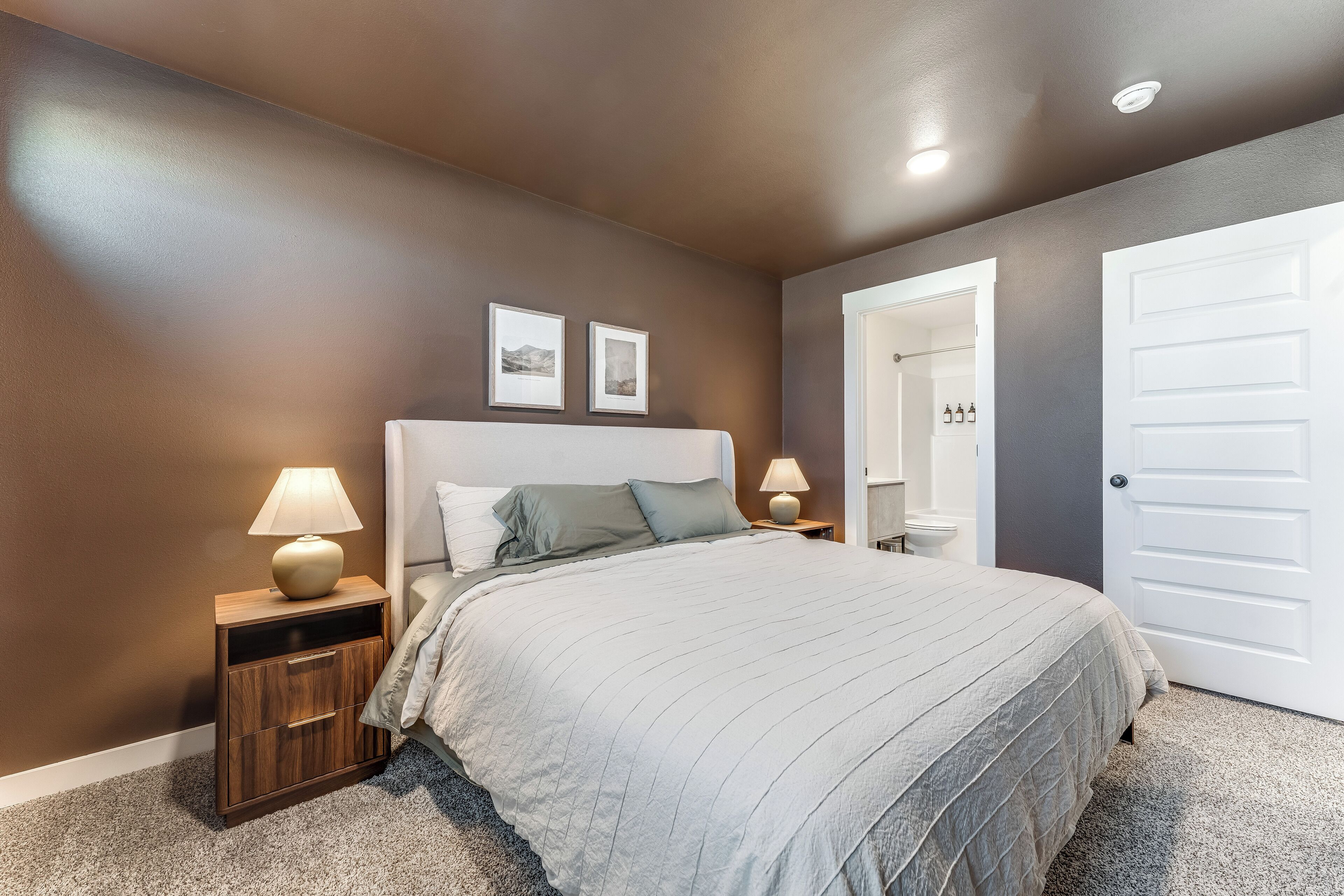 2 bedrooms, desk, iron/ironing board, travel cot