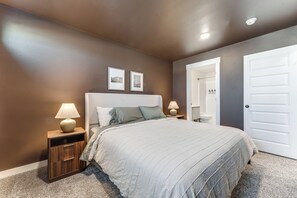 2 bedrooms, desk, iron/ironing board, travel cot - The Evergreen – Modern, cozy home near Bentonville (Centerton)