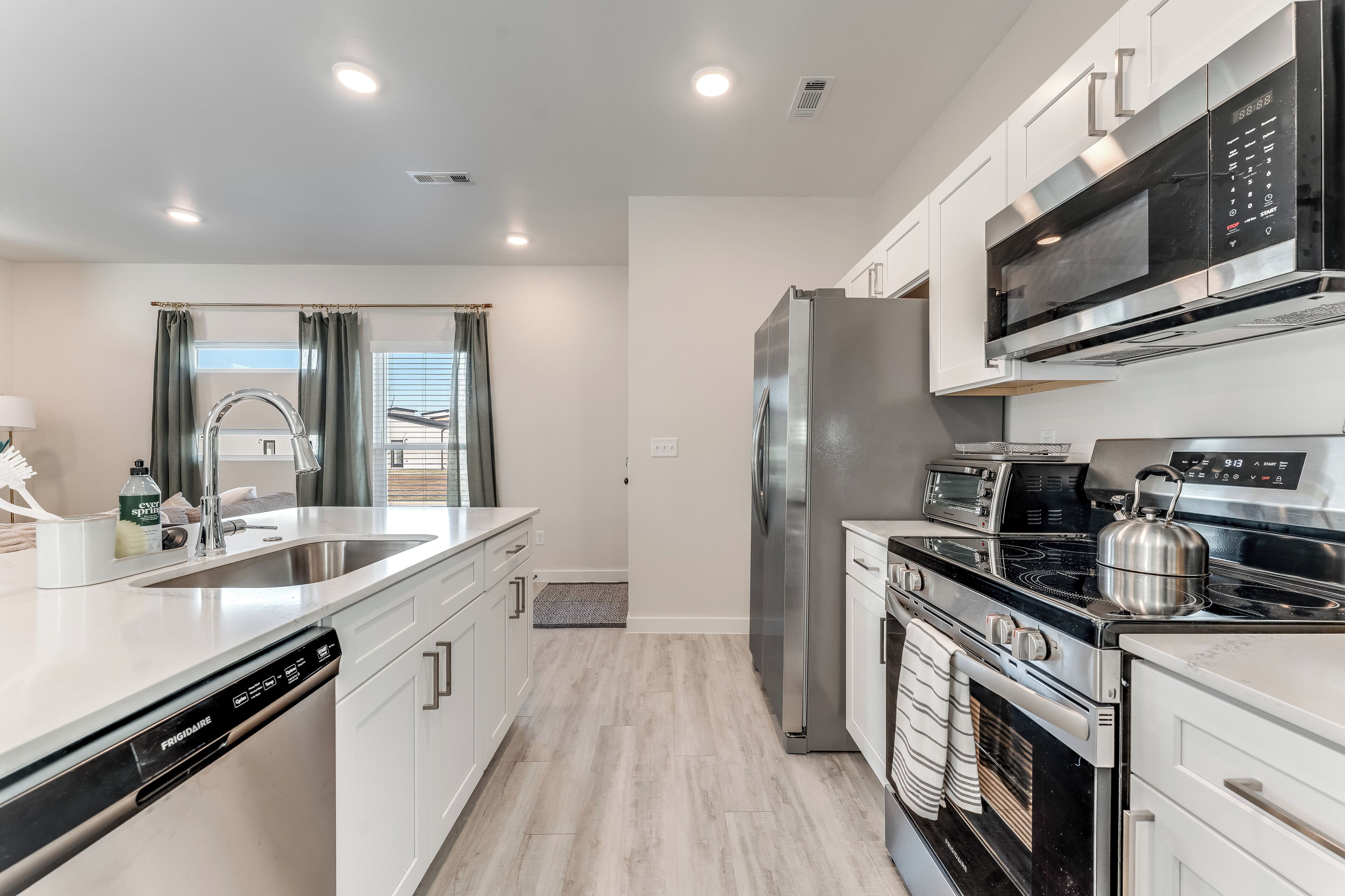 冷蔵庫、電子レンジ、オーブン、コンロ