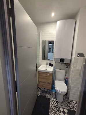 Douche, sèche-cheveux, serviettes fournies, savon