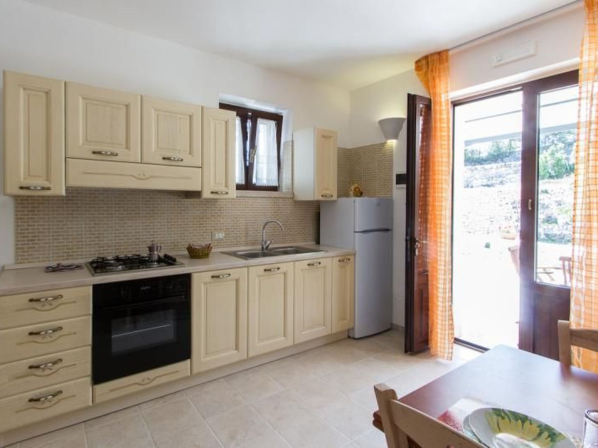 Jääkaappi, mikroaaltouuni, uuni, keittoastiat/astiat/ruokailuvälineet