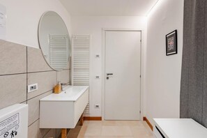 Sèche-cheveux, serviettes fournies