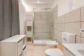 Hårføner og håndklær