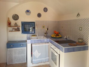 Réfrigérateur, four, batterie de cuisine, vaisselle et ustensiles