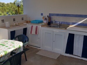 Jääkaappi, mikroaaltouuni, keittoastiat/astiat/ruokailuvälineet