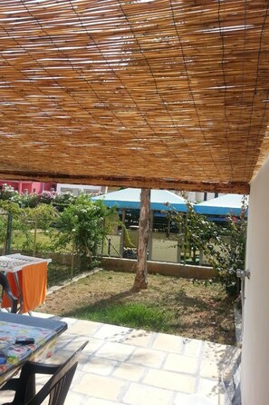 Outdoor dining - in Torre Mozza mit Terrasse by Interhome (Lido Marini)