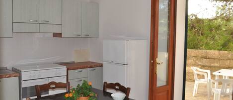 Refrigerador, horno y utensilios de cocina