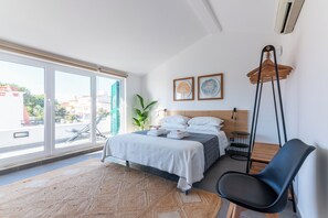 4 habitaciones, tabla de planchar con plancha, wifi y ropa de cama