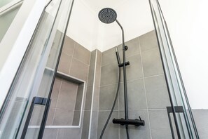 Dusche, Haartrockner, Handtücher, Toilettenpapier
