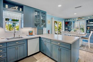 Fridge, microwave, oven, stovetop - Welcome to the CRAB SHACK! (Holmes Beach)