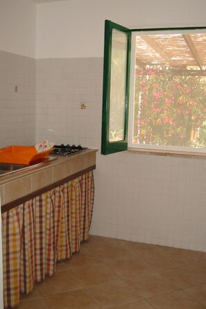 Jääkaappi, keittoastiat/astiat/ruokailuvälineet