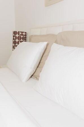 Safe på rommet, strykejern/-brett, wi-fi (inkludert) og sengetøy