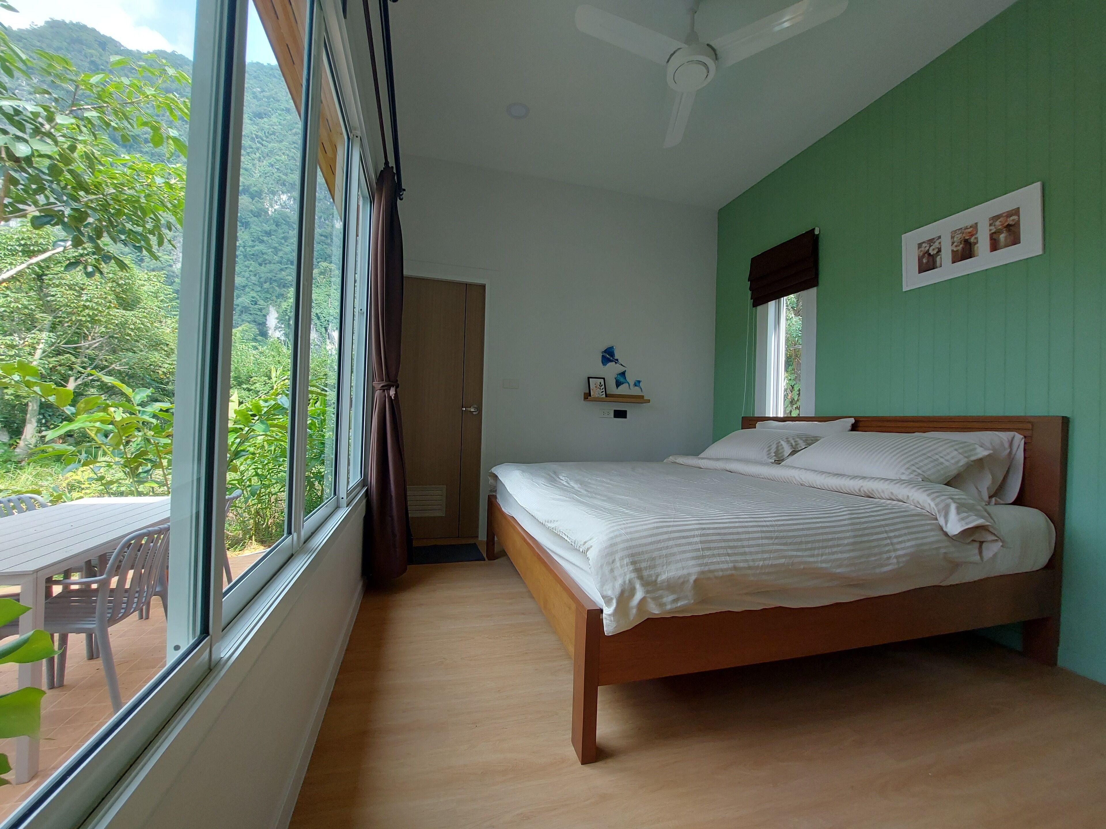 Escritorio, wifi gratis y ropa de cama 