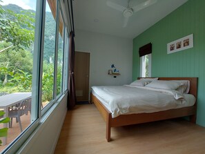 Escritorio, wifi gratis y ropa de cama 