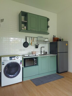 Køleskab, mikrobølgeovn, kogeplade, elkedel