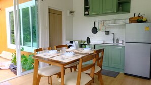 Køleskab, mikrobølgeovn, kogeplade, elkedel