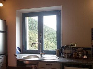 Réfrigérateur, four, batterie de cuisine, vaisselle et ustensiles