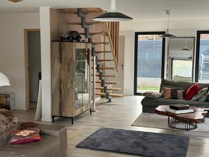 TV - Chalet 'Villa Julia' with Mountain View, Private Terrace and Wi-Fi (Cros)