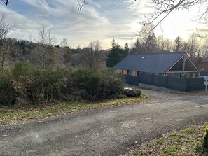 Property grounds - Chalet 'Villa Julia' with Mountain View, Private Terrace and Wi-Fi (Cros)