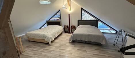 Tabla de planchar con plancha, wifi, ropa de cama