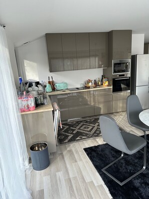 Fridge, microwave, oven, stovetop - Chalet 'Villa Julia' with Mountain View, Private Terrace and Wi-Fi (Cros)